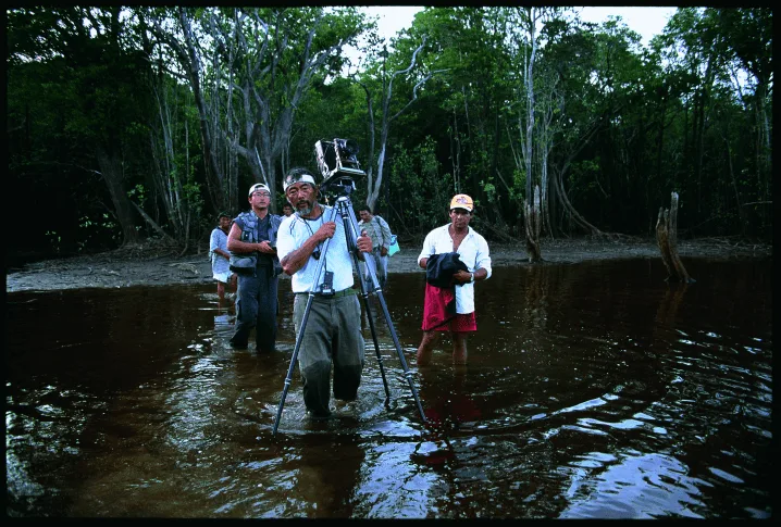 Takashi Amano con su cámara de fotos